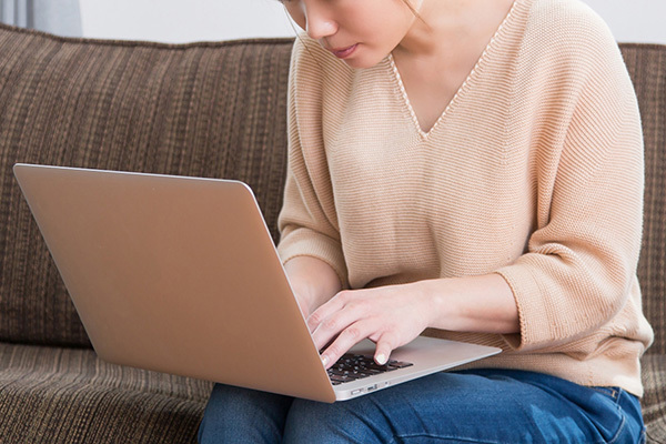 腰痛の原因は「ねこ背」にあった！人気トレーナーが解説