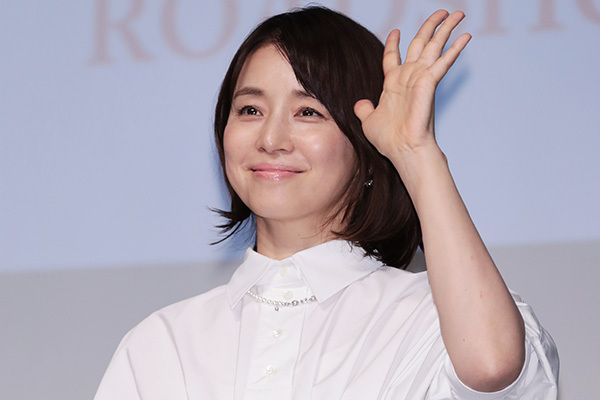 石田ゆり子、大竹しのぶほか会見ではロング丈ドレスが流行