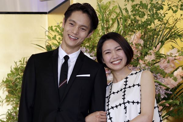 窪田正孝『エール』好調にあった“2人の妻”との円満ヨガ