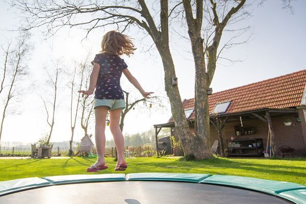 猛暑日にトランポリン強要…8歳女児の死亡で保護者が逮捕