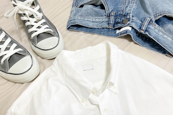 ふたご座は「白×デニム」星座別“運気上げる”ファッション