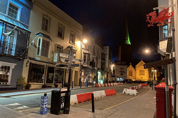 23日午後6時からロックダウンされた英ウェールズの港町テンビー。出歩く人はいない（写真：ロイター／アフロ）