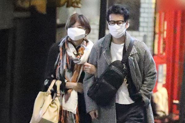山口智子　唐沢寿明と腕組みデート！結婚25年目も変わらぬ絆