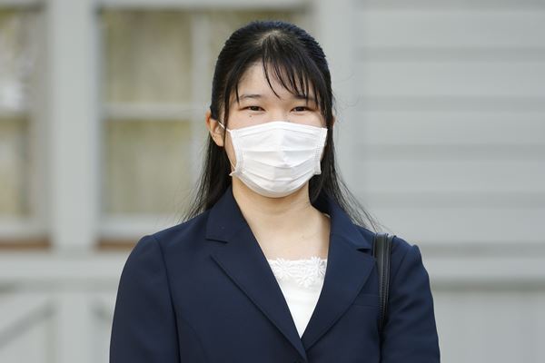 愛子さまに待つ青春の大学生活 陛下は池に投げ込まれたことも