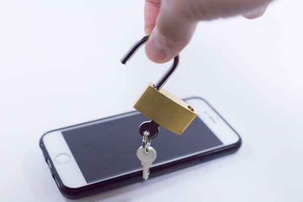 スマホで施錠も…コロナ禍だからこその“老親見守りツール”