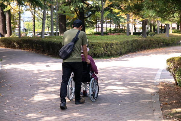 15～29歳の介護者21万人。知られざる“若者介護者”の実態