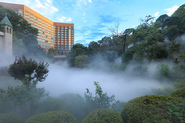 東京の歴史あるホテル「椿山荘」で幻想的な庭園景色を