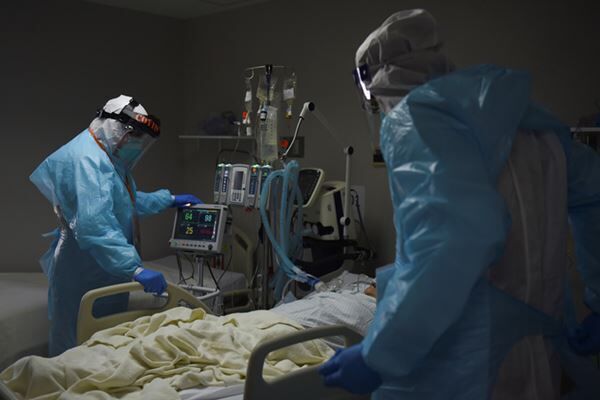 テキサス州ヒューストンのユナイテッド・メモリアル・メディカル・センターで新型コロナウイルス患者の治療にあたる医師たち（写真：ロイター/アフロ）