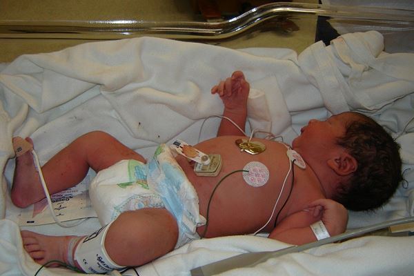 小児ICUで赤ちゃん抱っこし続けたボランティア、86歳で亡くなる