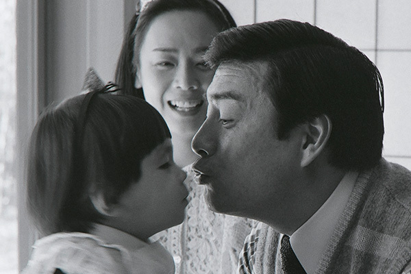 【ほっこり写真館】高橋英樹＆真麻、19年の時を超えた「父娘のキス」
