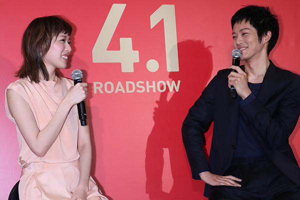 戸田恵梨香の華麗なる恋愛遍歴 背景に共演者との絶妙な距離感