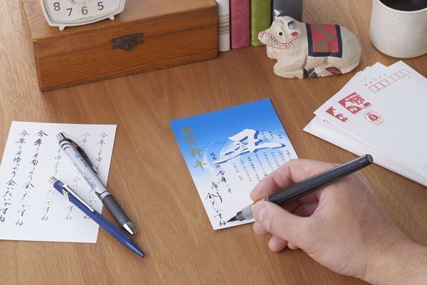 年賀状ペンのランキング殿堂入りの逸品、悪筆さんも安心の楽ちん美文字ペンはコレ！