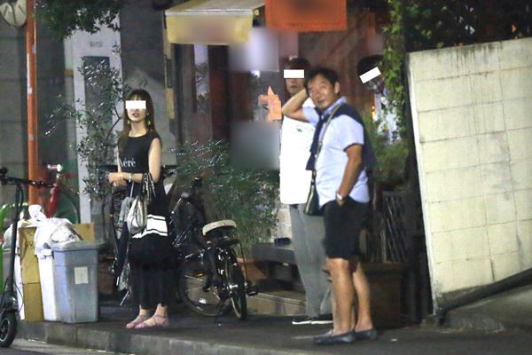 8月中旬、マスクをせず飲み会をあとにする石田。