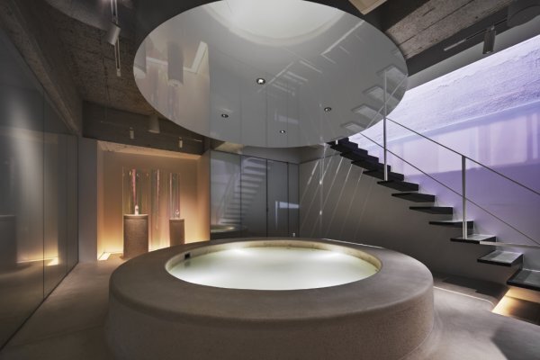 まるで美術館のよう！新宿で足湯につかりながらティータイムを