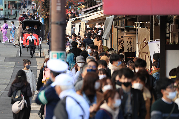 銀行、SA、神社…新型コロナ「年末年始の危険スポット10」