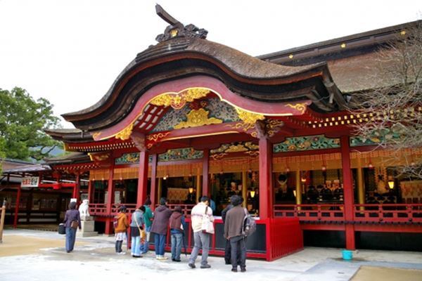 占い師・水晶玉子が提案「初詣は歩いて行ける地元の神社へ」