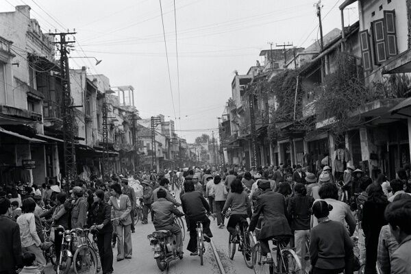 〈Bangkok, Hanoi［1982-1987］〉より《ハノイのホアンキエン地区。ドンスアン市場に通じるメインストリート》作家蔵