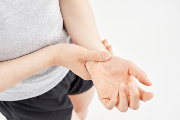 巣ごもり生活の痛みやコリは“腕”に原因…接骨院院長が解説