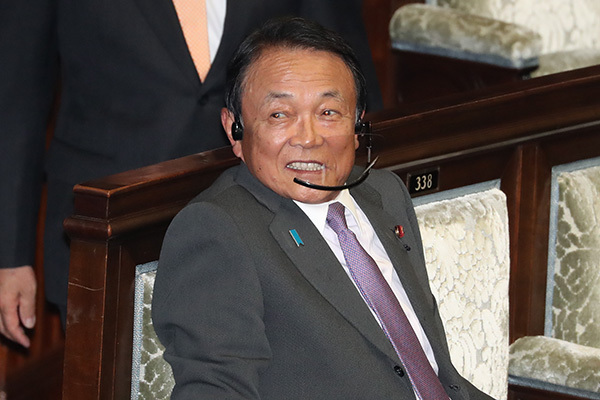 “鼻出しマスク”で受験生失格「麻生大臣は？」と違和感の声