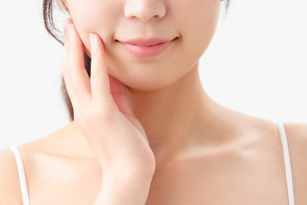 鏡に向かって作り笑顔を…1日を幸せに過ごすための「朝のルール」