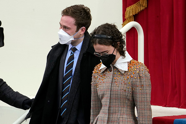 就任式で注目、ハリス副大統領の継娘がファッションアイコンに