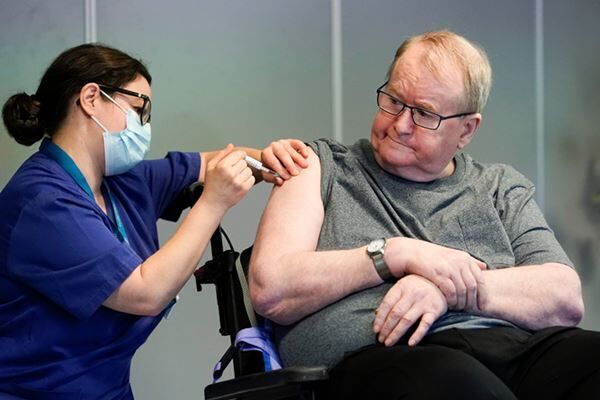 ノルウェーでは高齢者施設の入居者にワクチン接種を優先した（写真：アフロ）