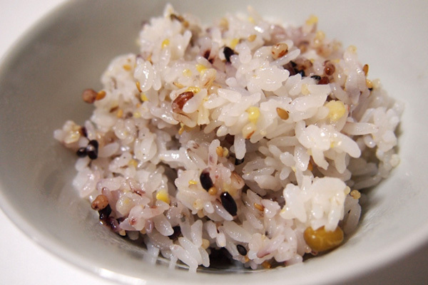 認知症予防に役立つ食習慣、主食には「玄米や雑穀」推奨