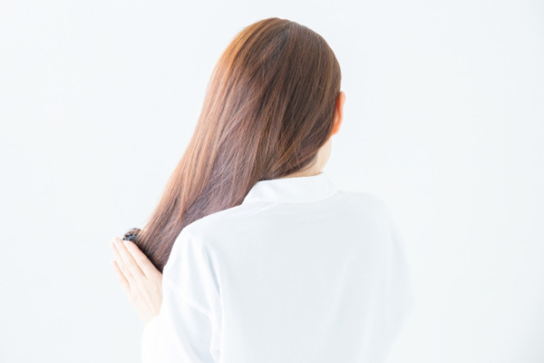 白髪へのヘアカラー、商品種類別に知るべき頭皮への影響