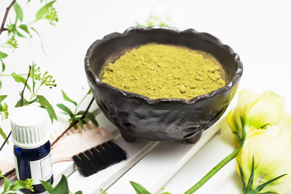 白髪ケアでよく聞く「ヘナ」識者が語るその効果と注意点