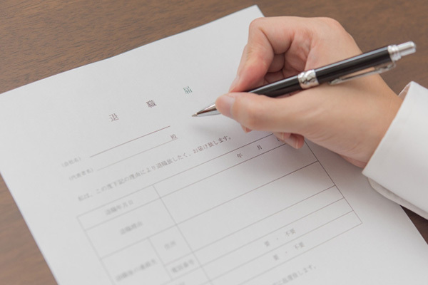 コロナ禍で急に解雇されたら…退職届にすぐにサインしてはダメ