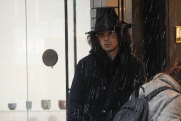 滝藤賢一　プロ顔負け！冷雨でも笑顔のファッション撮影現場