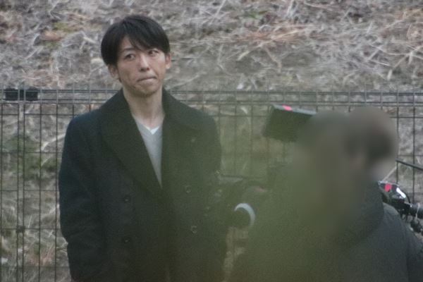 “中身は女性”役の高橋一生　カメラの外でも内股にほおプー