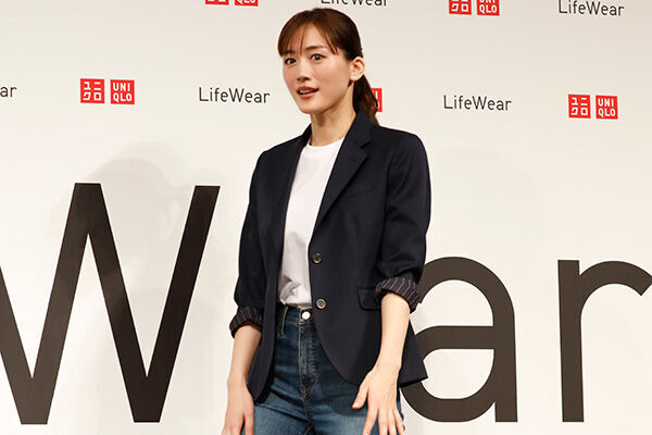 ユニクロも似合う綾瀬はるかの 普段着な笑顔 爆発ショット 21年2月日 ウーマンエキサイト