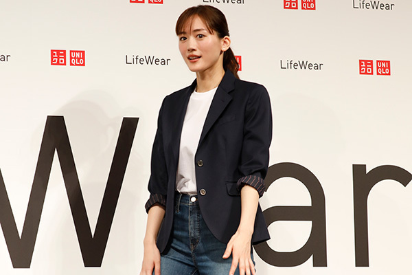 ユニクロも似合う綾瀬はるかの“普段着な笑顔”爆発ショット