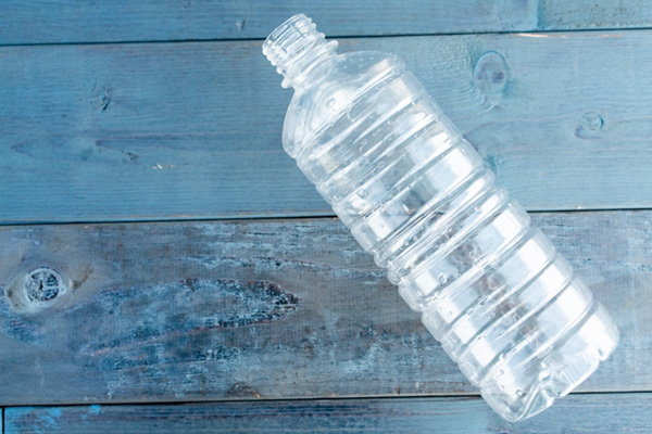 花粉症での鼻水を維持的に抑える「ペットボトルをワキばさみ」