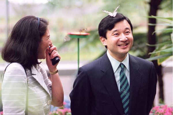 頭にチョウが！天皇陛下61歳の珍スクープ写真ベスト10