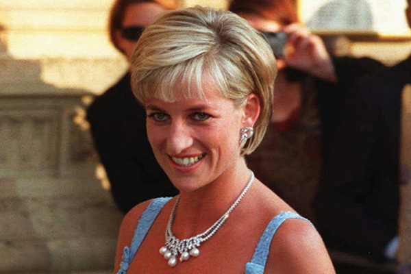 メーガン妃 故ダイアナ妃の形見を身に着けて王室批判