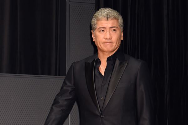 吉川晃司の心臓手術支えた妻はチーム・バチスタの一員だった