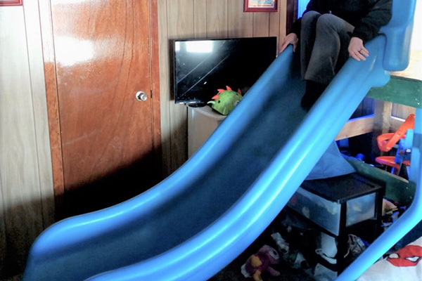 盗んだすべり台を子どものベッドに取り付け…父親を逮捕