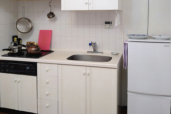 3人家族だけど冷蔵庫は1人用…4千万円貯めたミニマリスト