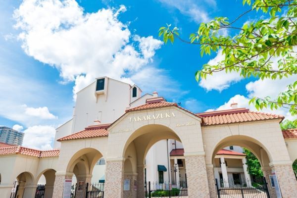 “カメラ目線”演技で話題、明日海りおが残した宝塚時代の功績