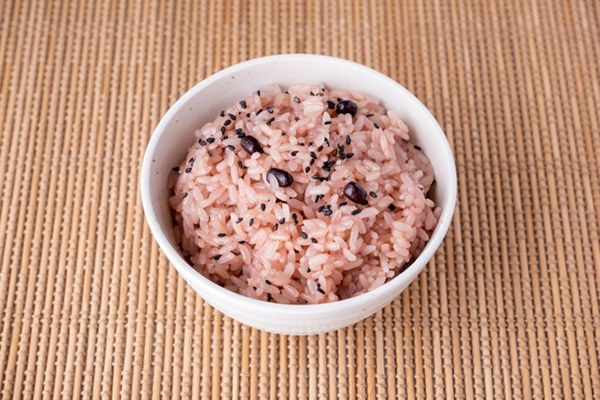 3.11の給食に赤飯は不謹慎？「過剰反応」「別問題」との異論も