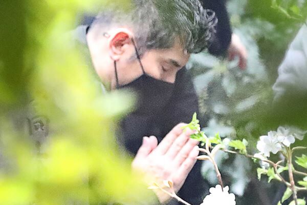 3月中旬、裕也さんの墓前で手を合わせる本木