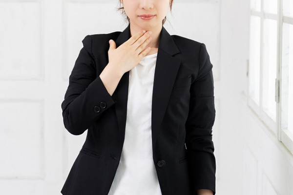 飲み込む力をセルフチェック、鍛えるポイントは“のどぼとけ”