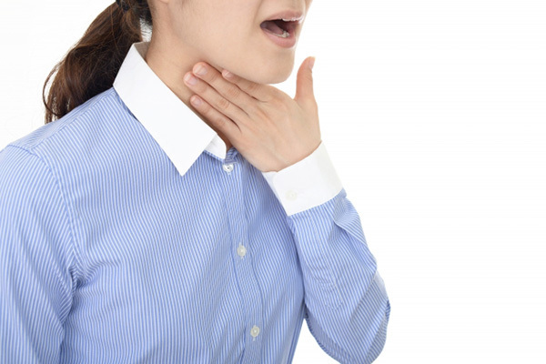 飲み込む力の低下が招く意外な症状　痰がたまる、声が変わった