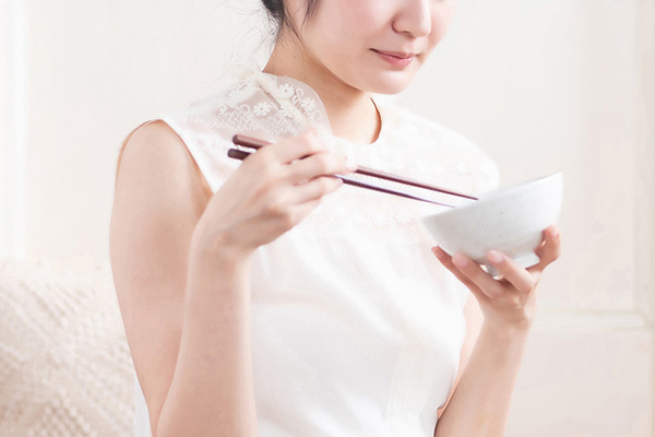 “ごっくん”筋鍛える飲み込みトレーニング　誤嚥性肺炎予防にも