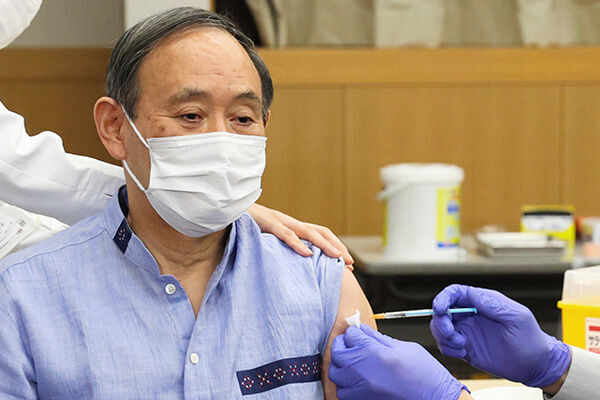 4月に訪米を控え、新型コロナウイルスワクチンの1回目の接種を受ける菅義偉首相（写真提供：共同通信）