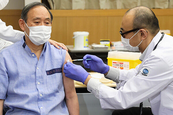 4月に訪米を控え、新型コロナウイルスワクチンの1回目の接種を受ける菅義偉首相（写真提供：共同通信）