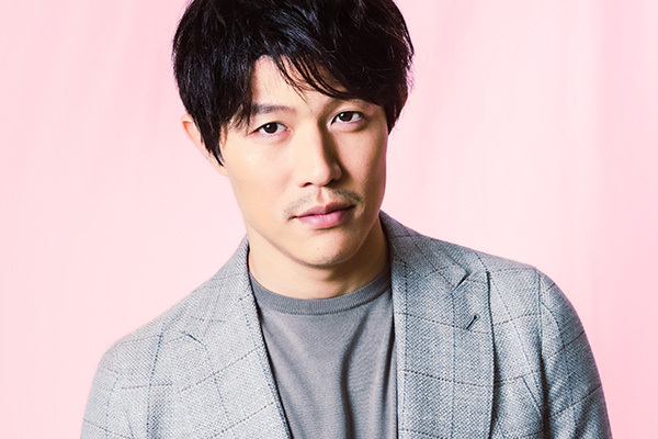 鈴木亮平が恋愛観を赤裸々に「旅先で始まる恋が理想です」