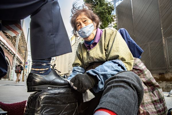 靴磨き歴50年のおばあちゃん“指紋が消える”ほどの仕事の流儀